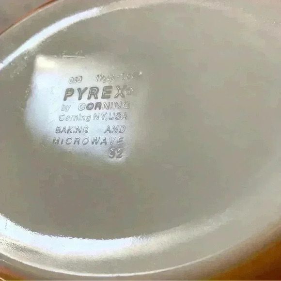 Vintage Pyrex  Old Orchard 1.5 quart casserole dish - Picture 8 of 8